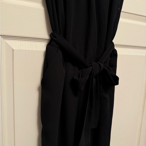 Sleeveless jumpsuit with a belt and pockets - Picture 2 of 4